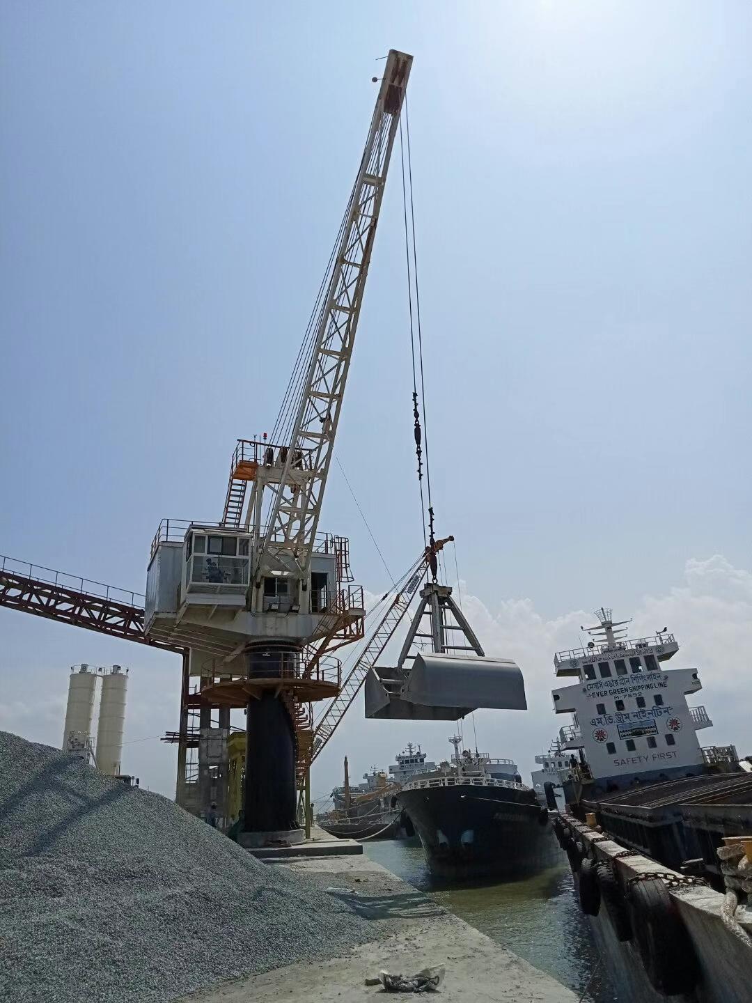 Our 10T small jetty crane is unloading the vessel at  Dhaka, Bangldesh